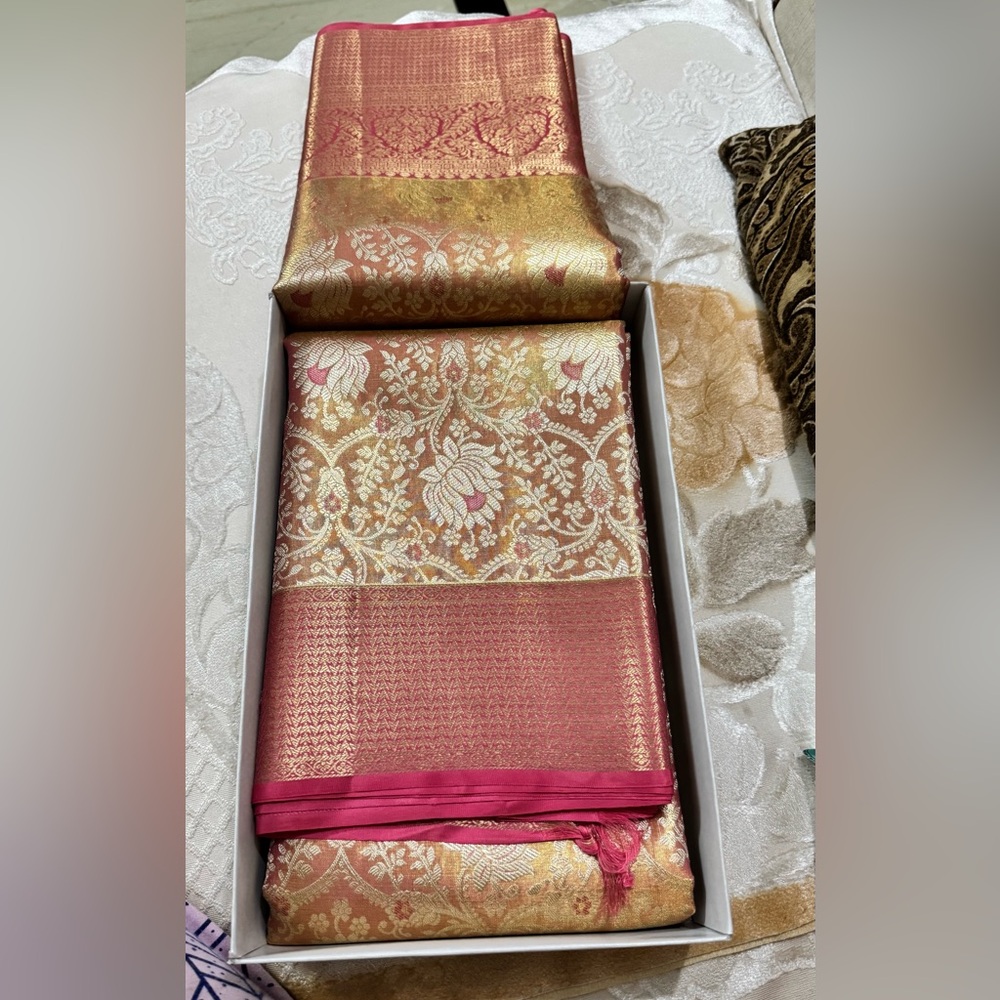 Stunning Pink/Peach and Gold Handwoven Kanjeevaram Silk and Pure Zari Saree - Picture 2 of 16
